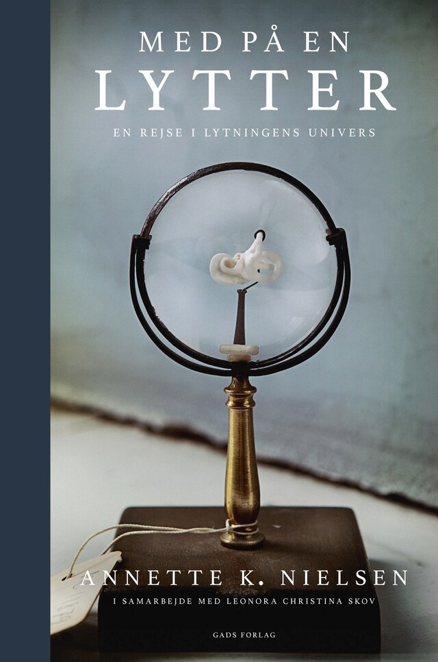 Book cover for Med på en lytter