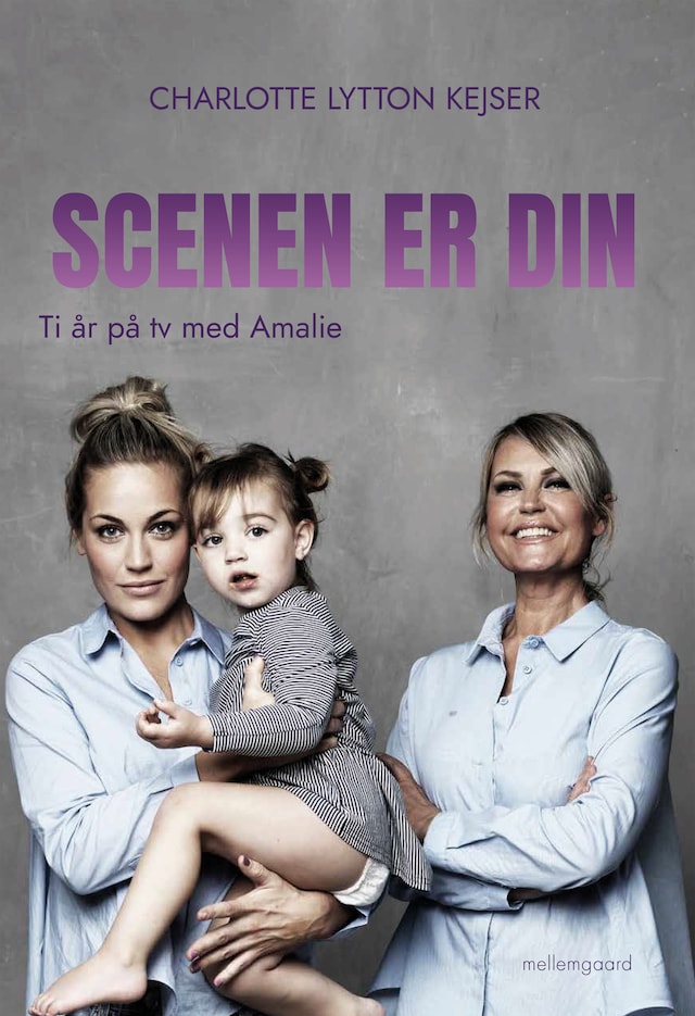 Kirjankansi teokselle SCENEN ER DIN - Ti år på tv med Amalie