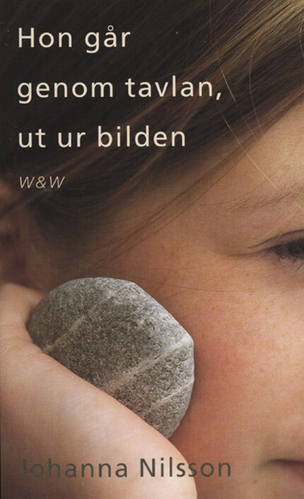 Hon går genom tavlan ut ur bilden bookCoverFor