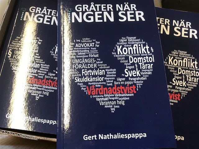 Okładka książki dla Gråter när ingen ser