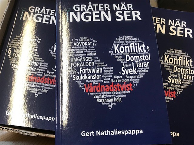 Couverture de livre pour Gråter när ingen ser