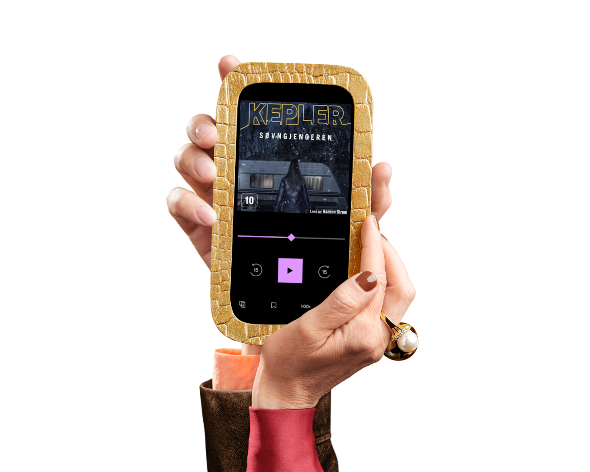 En bruker av BookBeat som holder en telefon som viser BookBeat-appen.