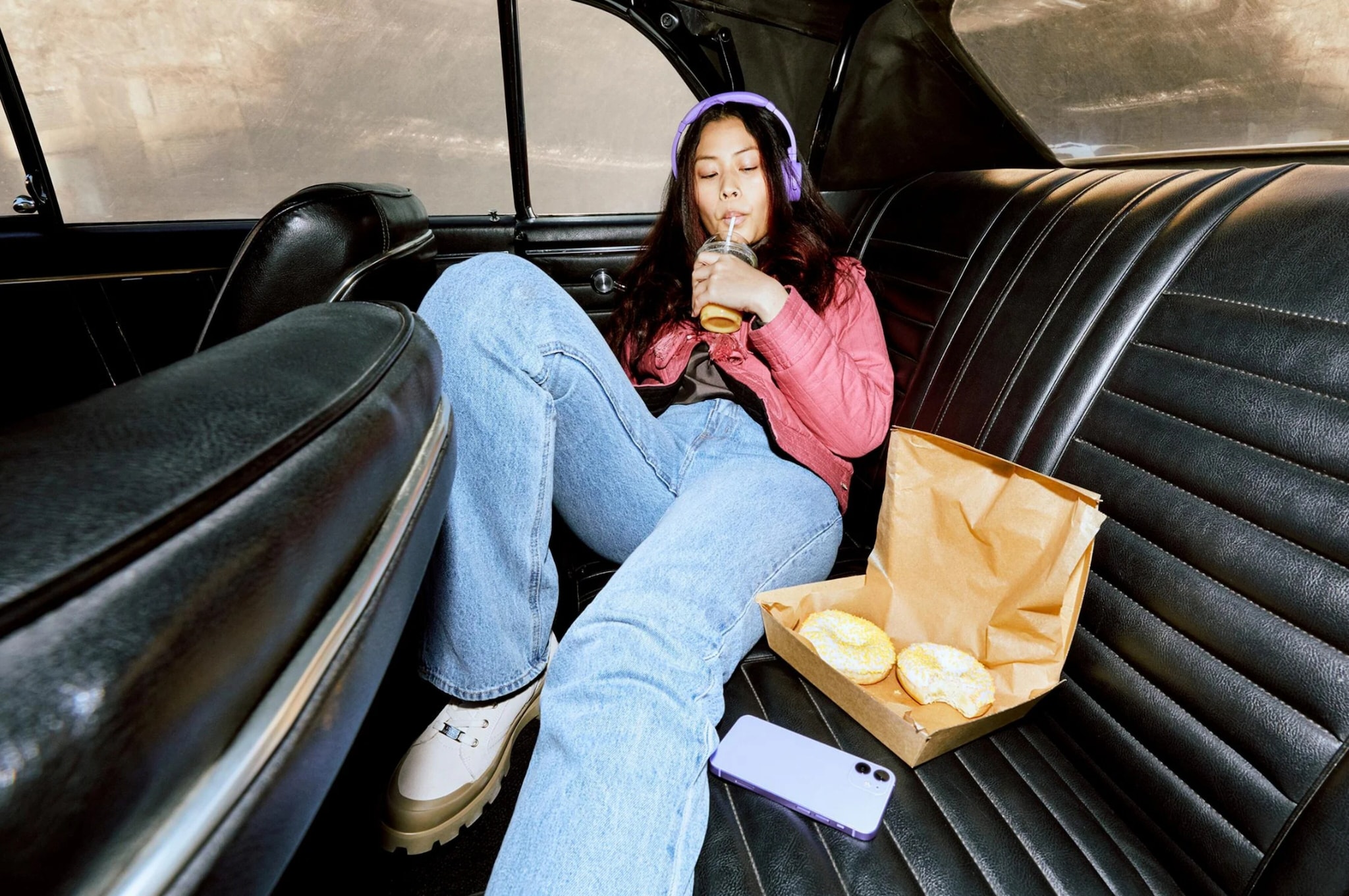 Tjej i bil som lyssnar på ljudbok